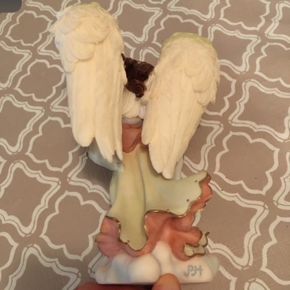 Beautiful Vintage Angel Figurine - Picture 7 of 9
